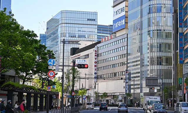 数寄屋橋交差点から見た東映会館（丸の内TOEI）。