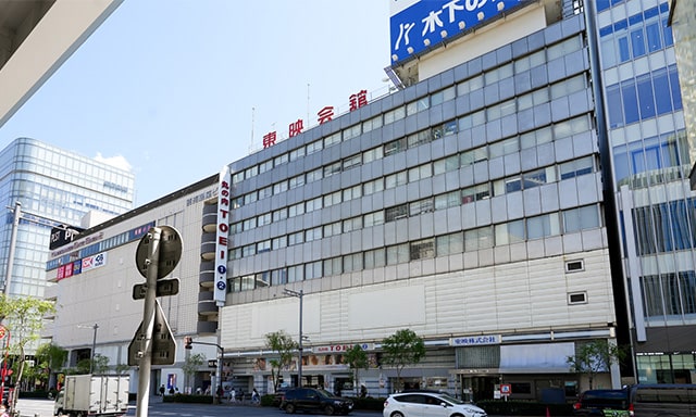 東映株式会社の本社兼映画館の「東映会館」。街に馴染んでいて65年前の建物とは思えない。