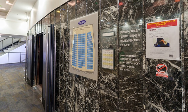 丸の内TOEI 1のロビーを入るとすぐ劇場の扉が。座席表も懐かしい。