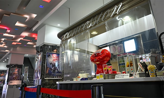 ロビーのコンセッション。ここで飲み物やポップコーンを買うのだ。