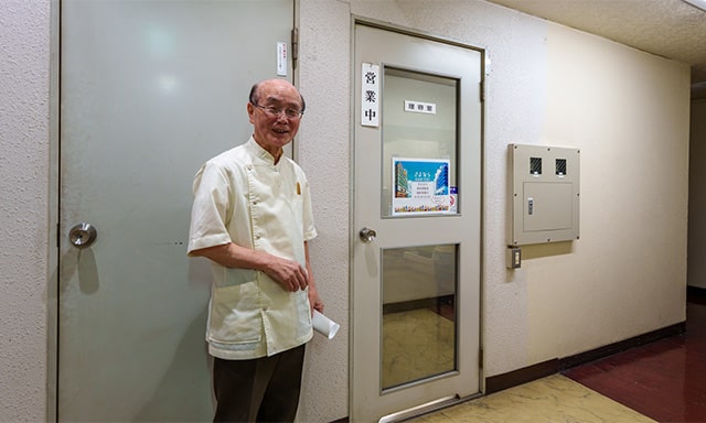 理容室前で。理容室は6月30日までだそうです。