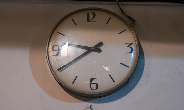 映写室にかけられていた掛け時計。特にロゴも何もないけど、文字盤からしてすごく古そうだ。