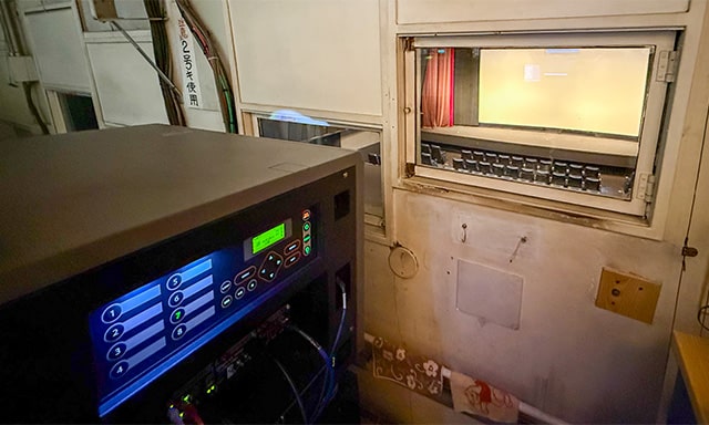 65年前の映写室に最新のデジタル映写機というギャップがたまらない。