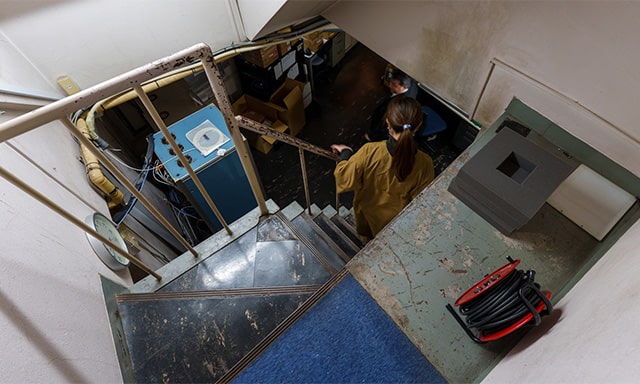 映写室へ降りていく狭くて急な階段。ここを使ってデジタル機材を搬入？