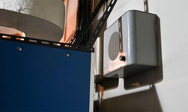 各種デジタル機材がセットされたラックの裏に開館した時からあるとおぼしきスピーカーを発見