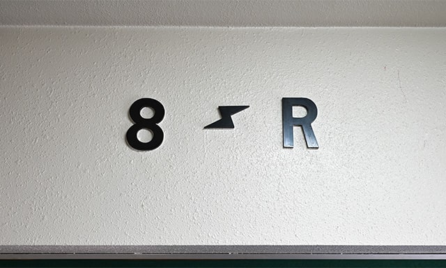 階段の階数表示が昭和レトロだ