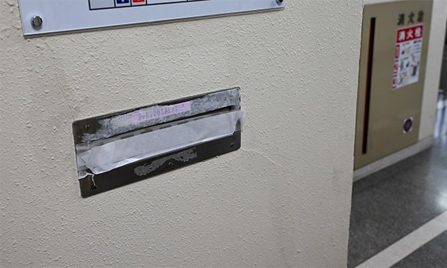 各フロアにあった投函口。よく見ると「ここから投函する郵便物には必ず切手を貼ってください」とある。