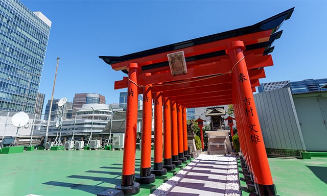 屋上に鎮座する「東映稲荷」。眺めもなかなかよし。