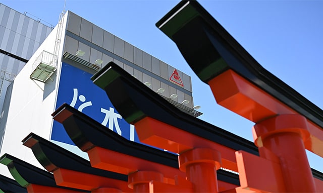 東映稲荷の鳥居の隙間から見える東映のロゴ。