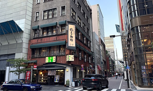 銀座七丁目のすずらん通りと花椿通りの角に鎮座する第1菅原ビル。2Fと3Fの椿屋珈琲が目印。