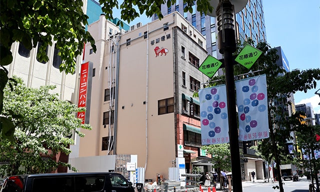 花椿通り側から見た第1菅原ビル。壁にある菅原電気の文字とライオンのマークは、つい最近まで隣のビルで隠されていた。それが取り壊されたことで出現。