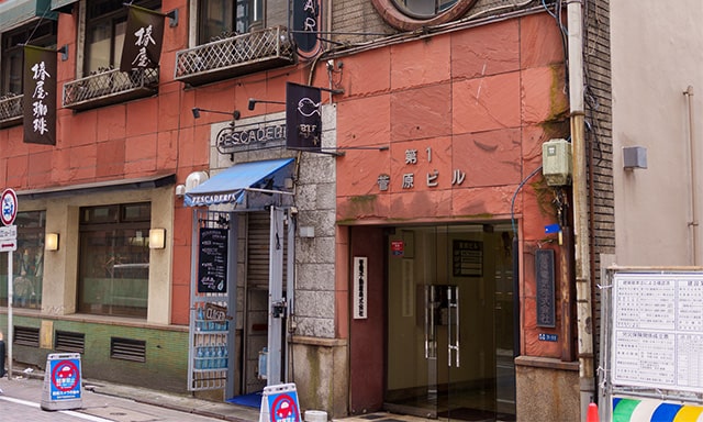 近くで見ると、その古さがわかる。ビルの入口には「第1菅原ビル」とある。