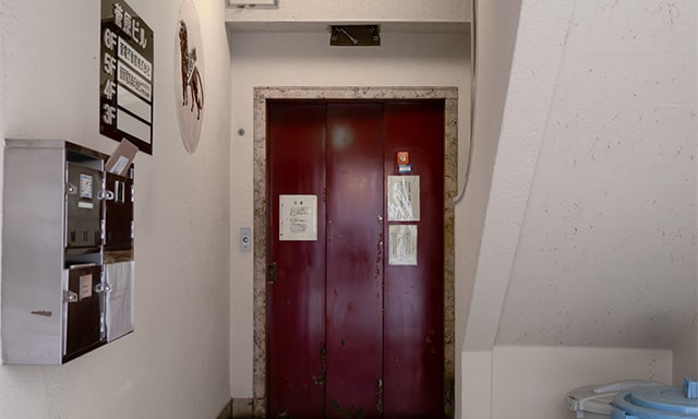 エントランスの正面にエレベーターがあるが、手動開閉式。