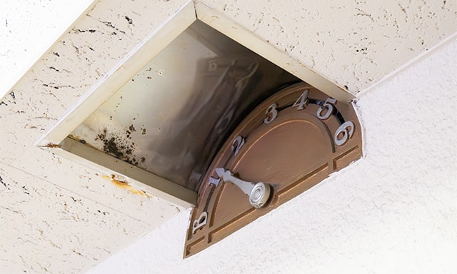 エレベーターの階数表示は昔ながらの針式。エレベーターのかごは針が指すすフロアにある。