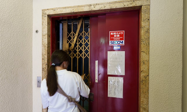 まず外側の扉を開いてから内側を開く必要がある。