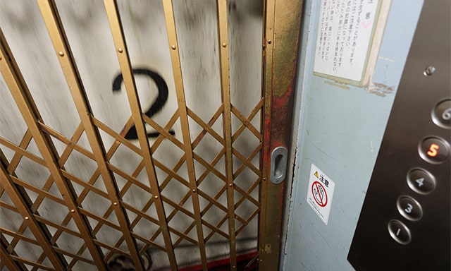 エレベーターの中から。右手に見える操作パネルは現代のものだ。