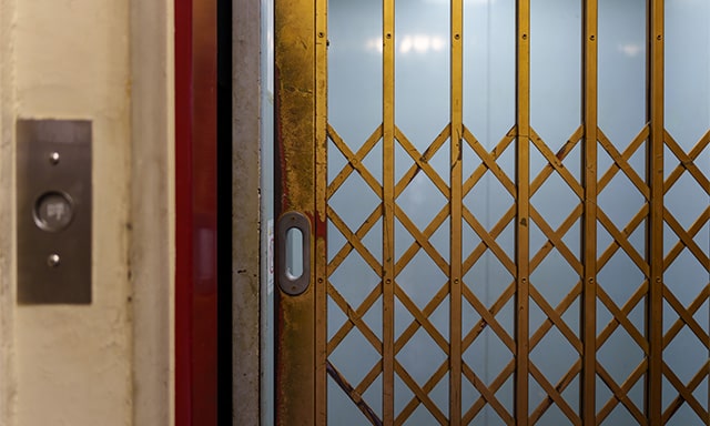 外の扉を開くと内側にじゃばらの扉が。古い映画でみかけるかも。