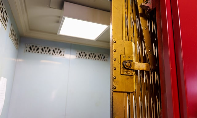 蛇腹をひらいたところ。90年以上使われている扉だ。