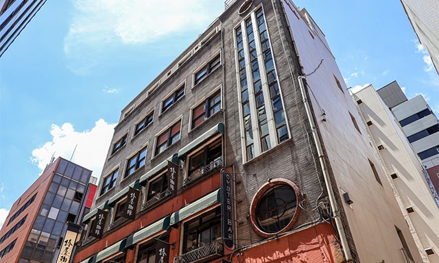 ビルの一番右が階段室。上下の丸窓に挟まれて細長い大きな窓がある。竣工当時のものだ。