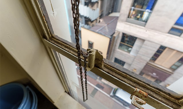 この窓と窓枠は建築当時のものかも。思わずアップで撮ってしまいました。