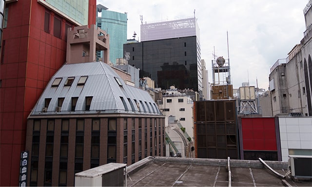 竣工当時は高い建物も少なくて眺めがよかったのだろうなと思う。屋上から南西方向。