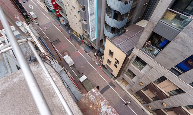 屋上からすずらん通りを見下ろすと、豊岩稲荷の幟が見える。