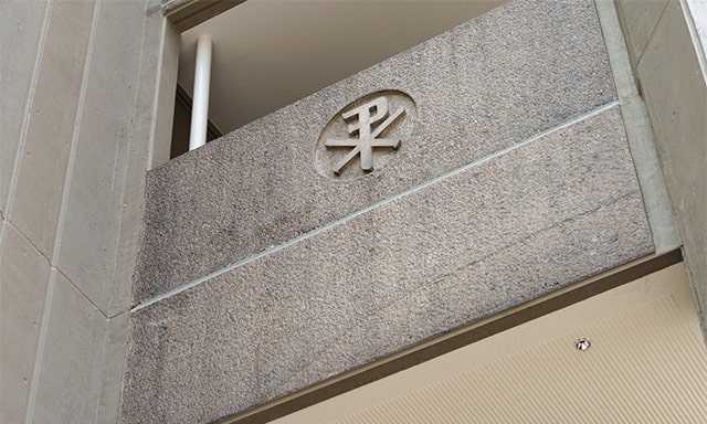 XとPに見えるが、実はギリシャ語の「カイ」と「ロー」を組み合わせたもの。ギリシャ語で書いたときの尖塔の2文字。