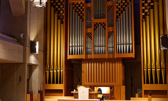 パイプオルガンのパイプ。鍵盤を押すことで空気が流れて音を出す仕組み。