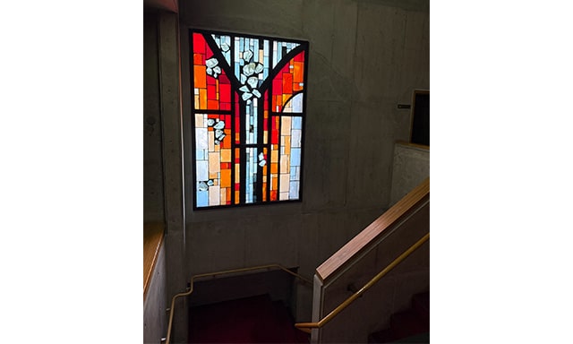 階段とステンドグラス。