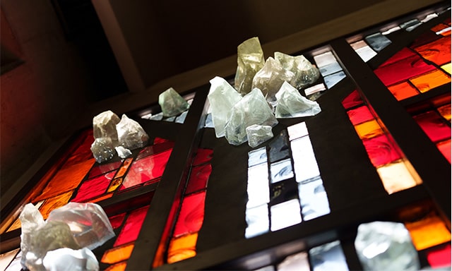 ステンドグラスをよく見ると、……