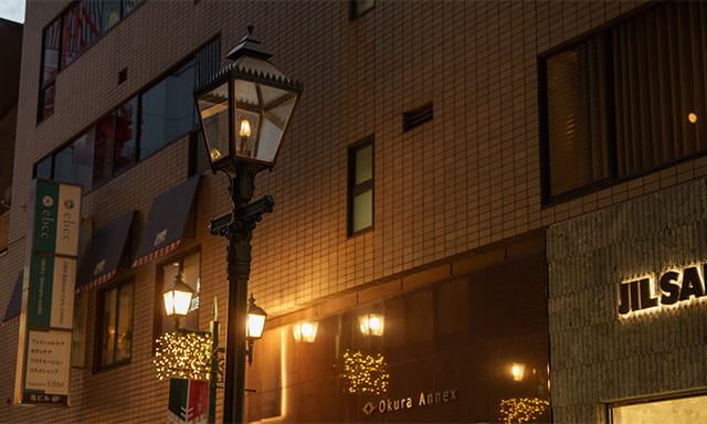 電灯に比べると光は弱いけれども、ガス灯らしい揺らめきと暖かさがある光。