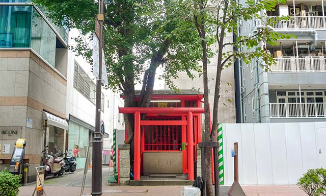 2008年に撮影した幸稲荷。周辺の工事がはじまりつつある。鳥居の後ろの銀杏にも注目。