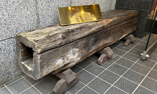 江戸時代に使われていた木の水道管（樋）。